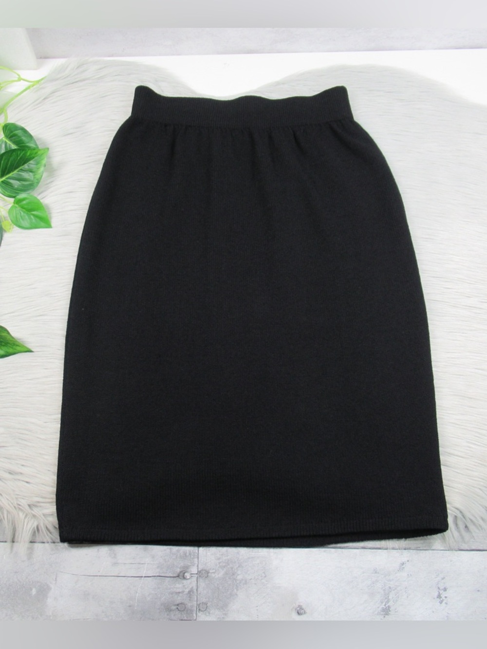 ST. JOHN Vintage Black Santana Knit Straight Pencil Skirt - Size 6
